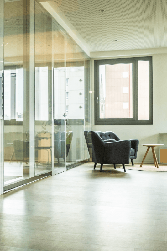 Sessel vor verglaster Wand