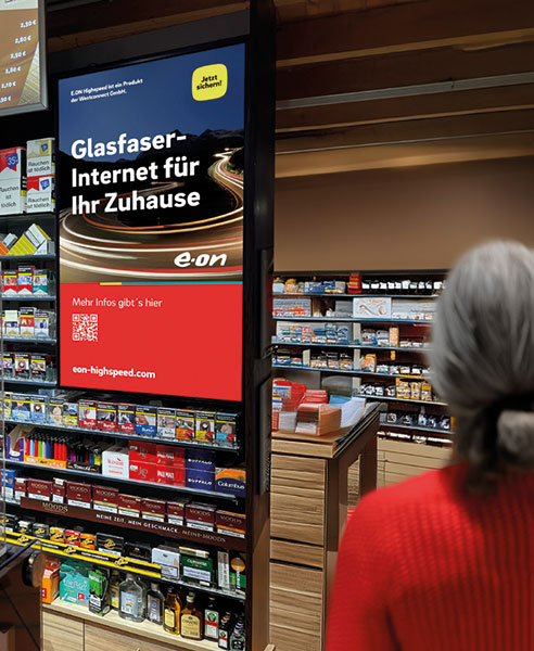 Darstellung eines DOOH-Screens in einem Tankstellenverkaufsraum