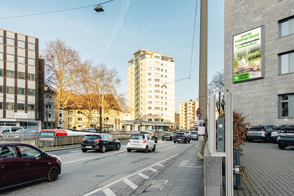 Außenwerbung mit der Greven Medienwand am Greven Haus in Köln